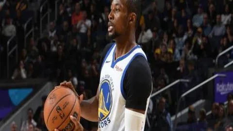 “全国体育传统学校游泳比赛隆重启幕”